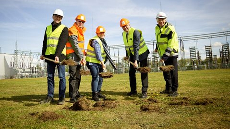 Det symbolske spadestik foregik i strålende sol. Fra venstre ses projektleder Per Obbekær fra Energinet, Dr. Henrich Quick fra 50 Hertz, borgmester i Bentwisch Susanne Strübing, Dr. Wolfgang Kraatz fra Landkreis Rostock samt Stefan Habild fra ABB. Foto: 50Hertz/Jan Pauls