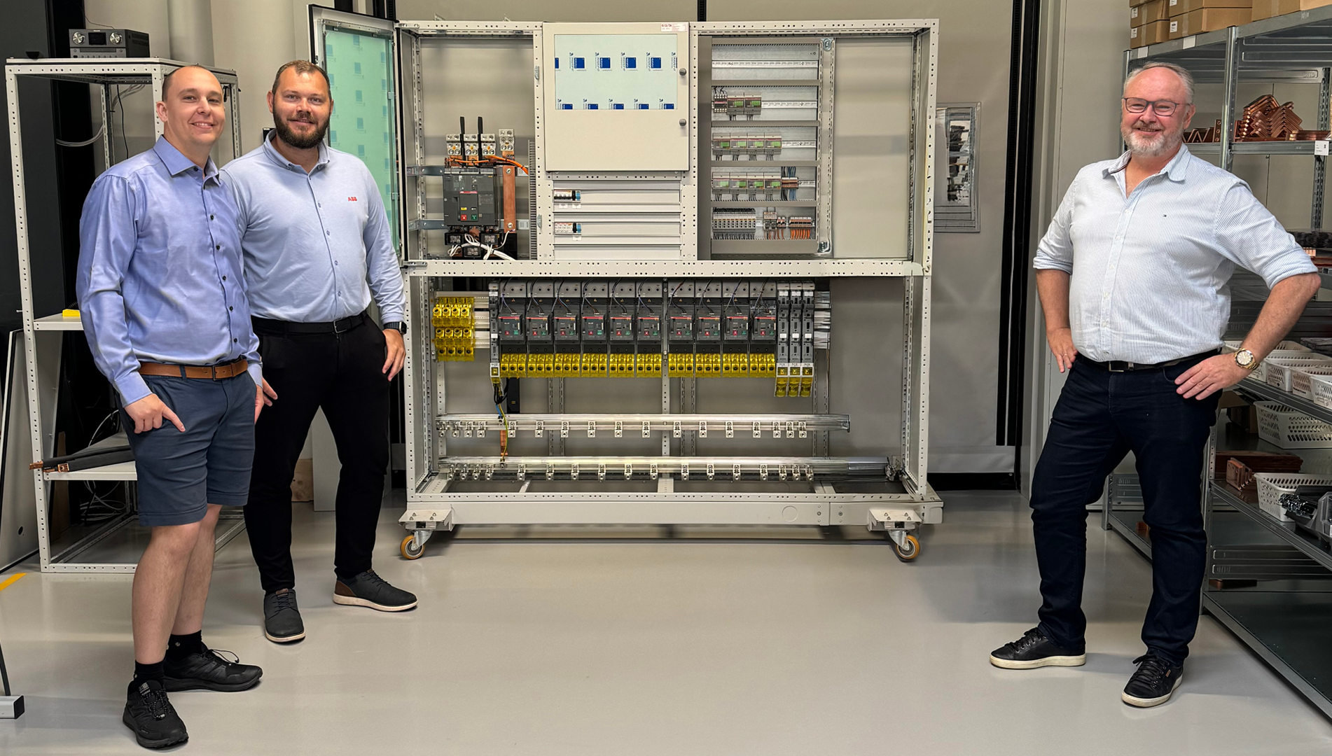 Projektteamet bag løsningen er fra venstre mod højre: Projektleder hos EL-TA, Jesper Knudsen, Sales Manager hos ABB, Mathias Møller Lauritzen og ejer af EL-TA, Carsten Christensen.