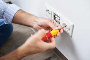 Hos HIN hjælper vi hver dag professionelle elektrikere, teknikere og forsyningsselskaber med at vælge værktøj, der kan holde til virkeligheden. Derfor fører vi blandt andet kvalitetsværktøj fra Wiha, Bahco og Wera – producenter, som er kendt for gennemtænkte løsninger og høj driftssikkerhed.