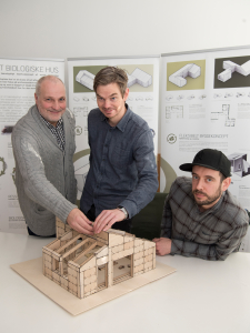 Kim Christofte (tv.), Fredrik Agdrup og Nicholas Agerskov Bjørndal fra EEN TIL EEN glæder sig til at vise Det Biologiske Hus frem på byggeudstillingen i HUSET i Middelfart, som åbner i april.