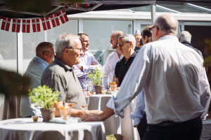 kunder og leverandÃ¸rer i samtale med alcadon-teamet ved reception i nivÃ¥