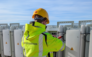 Solarparks elinstallatør og projektleder i gang med tilslutningsarbejde på BESS-anlæg