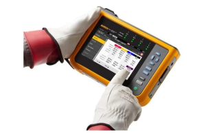 Fluke 1777 trefaset effektkvalitetsanalysator med fire fleksible iFlex-strÃ¸mprober til mÃ¥ling og analyse af elkvalitet.