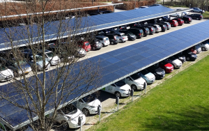 Specialdesignede solcellecarporte ved Fredensborg RÃ¥dhus, installeret af Solarpark