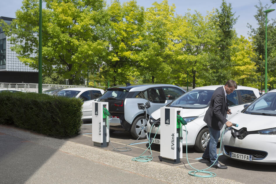 EVlink Load Management System (LMS) fordeler strømmen intelligent mellem bygninger og ladestandere i en fremtidssikker og abonnementsfri løsning