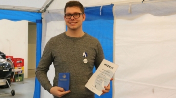 Mike scorede topkarakterer og fik medalje