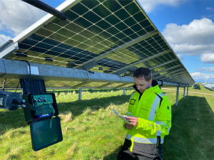Solarparks elinstallatør og projektleder på serviceopgave i større solcellepark